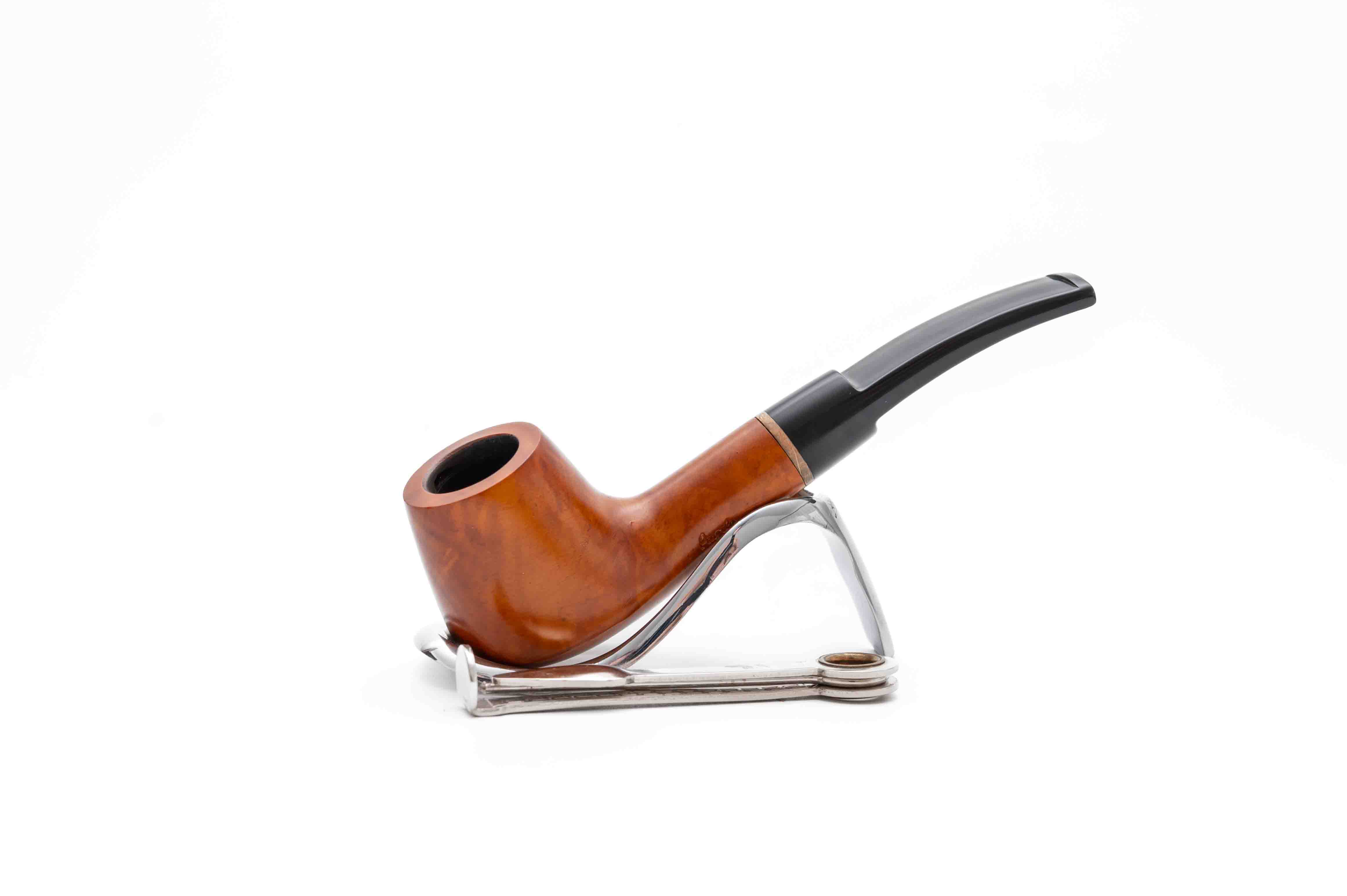 Angelo Midi Brandy hangagyökér pipa, világosbarna, 9 mm filteres, enyhén hajlított, nyerges